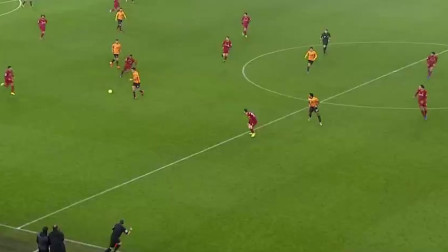 这雪有点大，欧冠赛前一名挪威记者在博德闪耀的球场边线处滑雪（大雪纷飞，欧冠赛前挪威记者在博德闪耀场边滑雪）